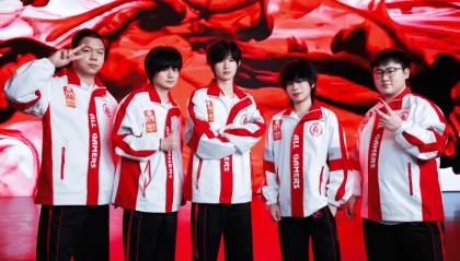 b体育-AG发布五人组赛场合照并配文：破风浪续写归来的序章